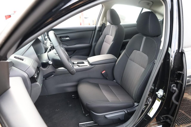 Nissan Sentra Vehicle Image 08