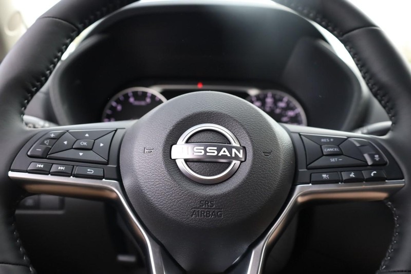 Nissan Sentra Vehicle Image 09