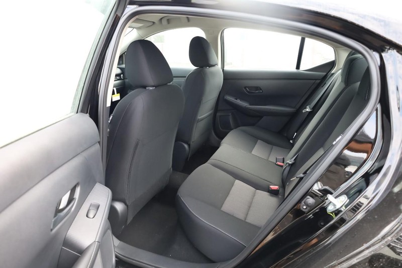 Nissan Sentra Vehicle Image 19