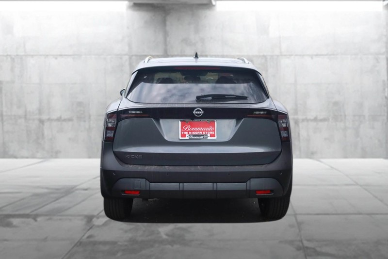 Nissan Kicks Vehicle Image 06