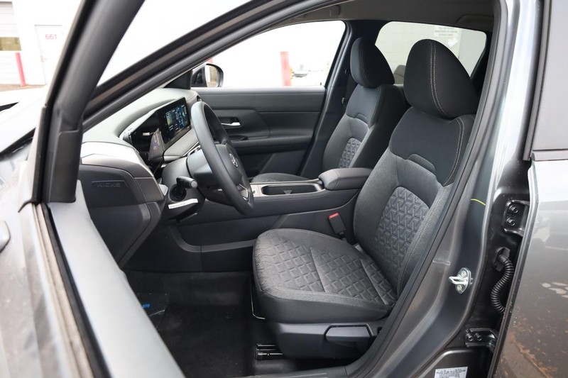 Nissan Kicks Vehicle Image 08