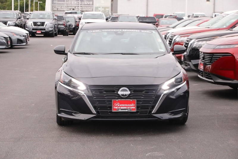 Nissan Altima Vehicle Image 04