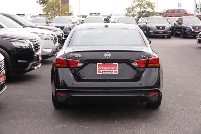 Nissan Altima Vehicle Image 06
