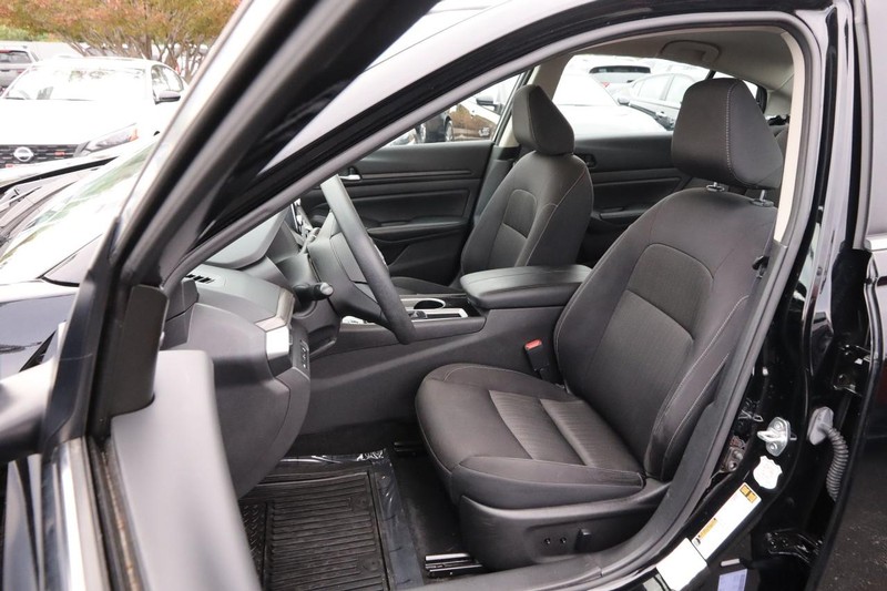 Nissan Altima Vehicle Image 08