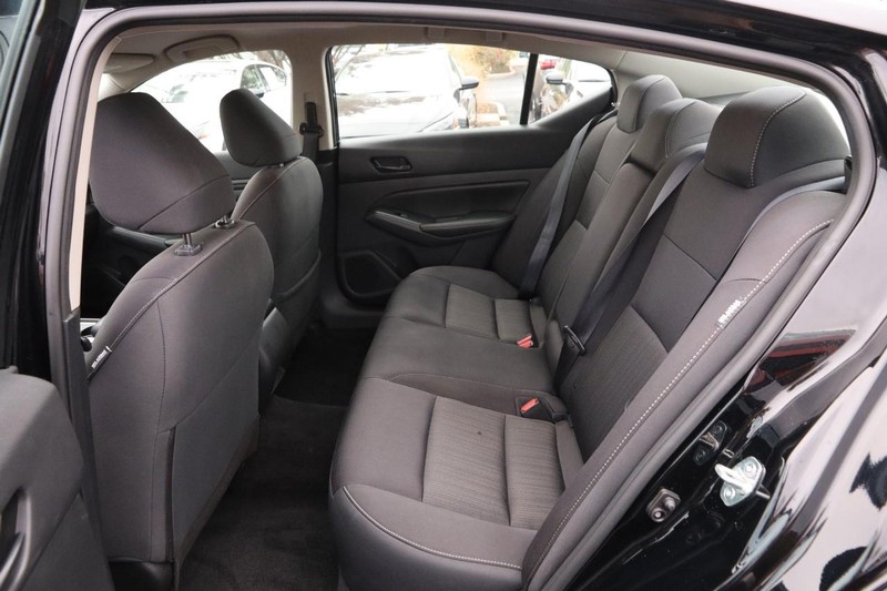 Nissan Altima Vehicle Image 09