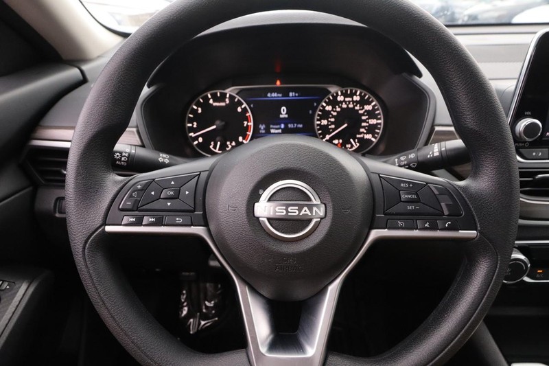 Nissan Altima Vehicle Image 10