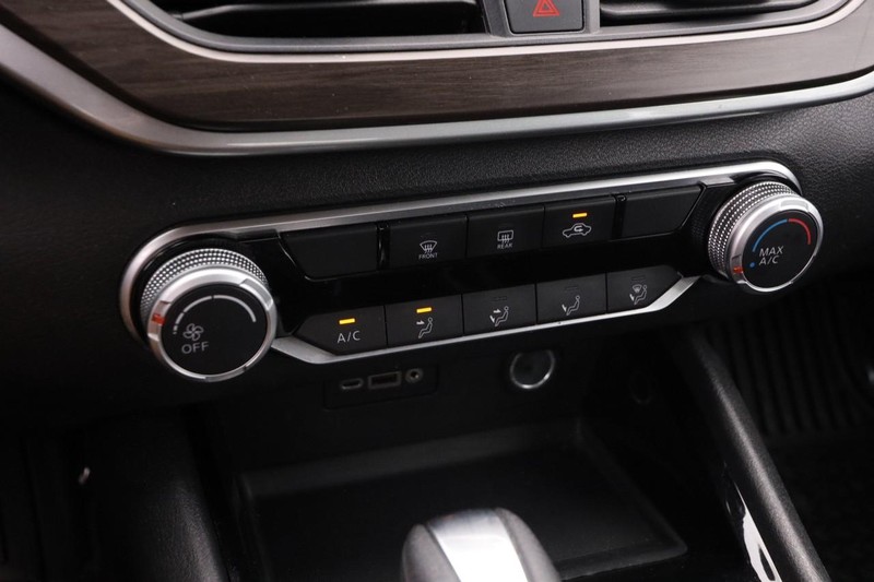 Nissan Altima Vehicle Image 16