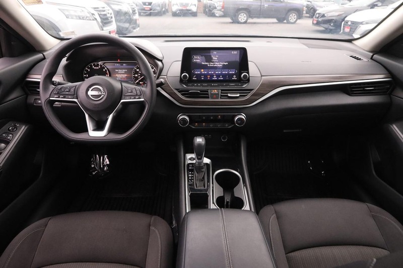 Nissan Altima Vehicle Image 19