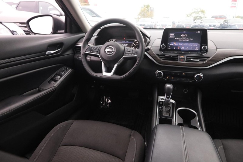 Nissan Altima Vehicle Image 20