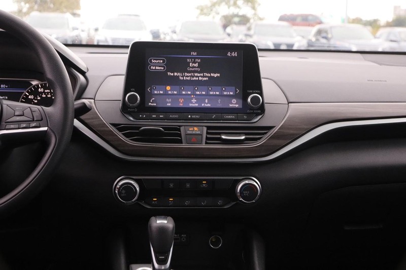 Nissan Altima Vehicle Image 22