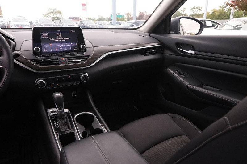 Nissan Altima Vehicle Image 23