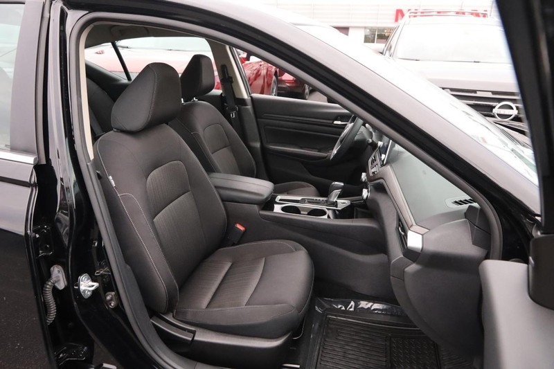 Nissan Altima Vehicle Image 24