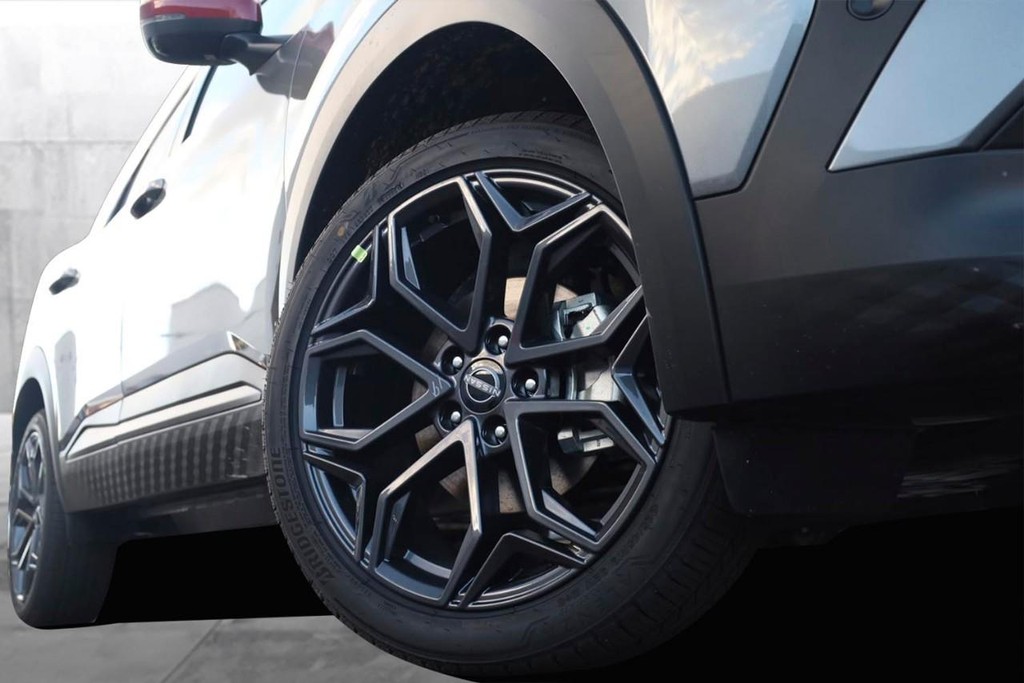 Nissan Kicks Vehicle Full-screen Gallery Image 3