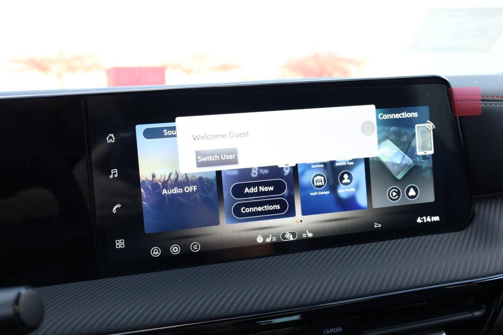 Nissan Kicks Vehicle Full-screen Gallery Image 13