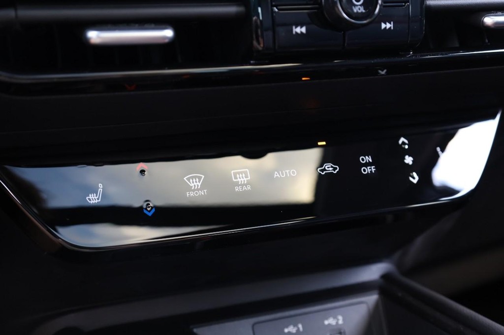 Nissan Kicks Vehicle Full-screen Gallery Image 16