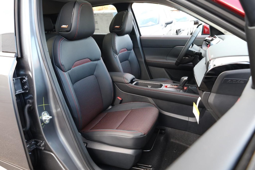 Nissan Kicks Vehicle Full-screen Gallery Image 27