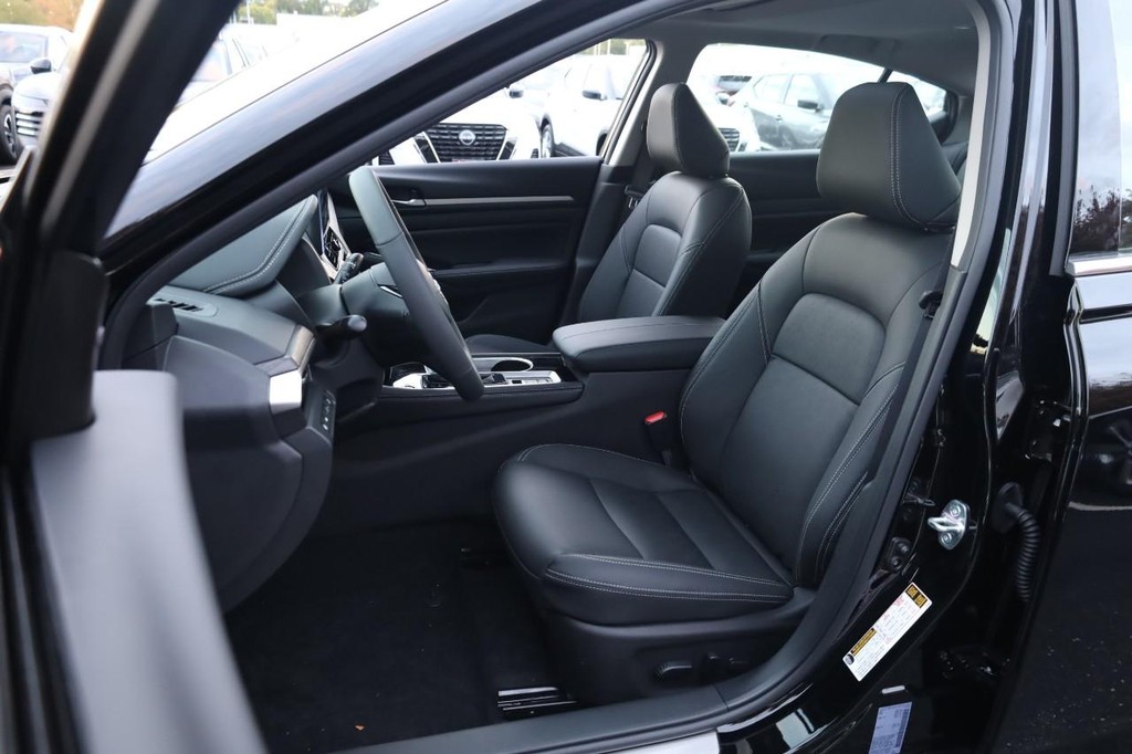 Nissan Altima Vehicle Image 09