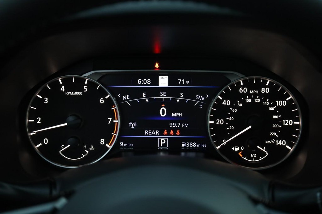 Nissan Altima Vehicle Image 11