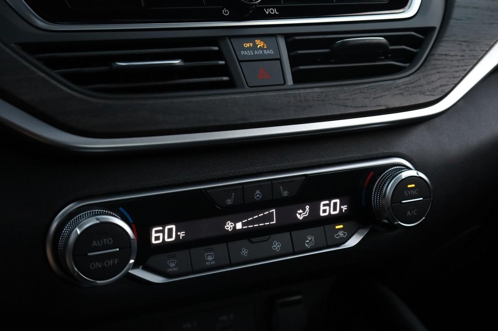 Nissan Altima Vehicle Image 15