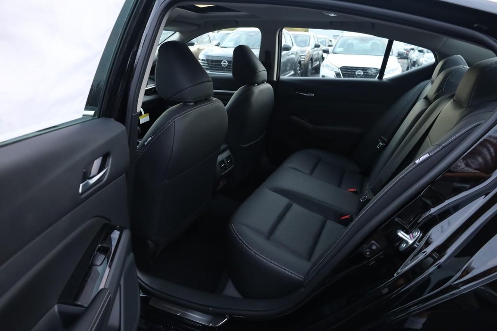 Nissan Altima Vehicle Image 20