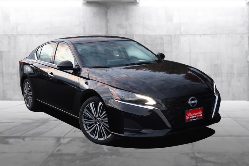 Nissan Altima Vehicle Full-screen Gallery Image 2