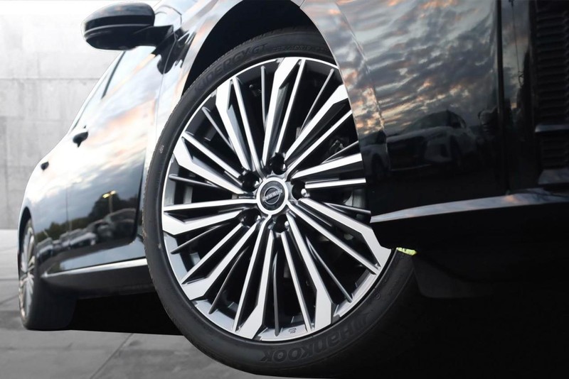 Nissan Altima Vehicle Full-screen Gallery Image 3