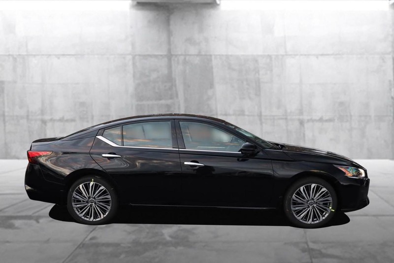 Nissan Altima Vehicle Full-screen Gallery Image 5