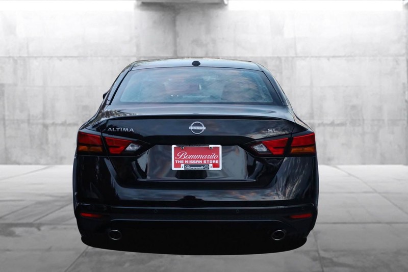 Nissan Altima Vehicle Full-screen Gallery Image 6