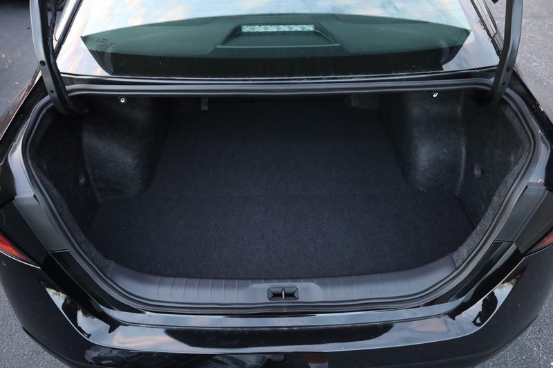 Nissan Altima Vehicle Full-screen Gallery Image 7