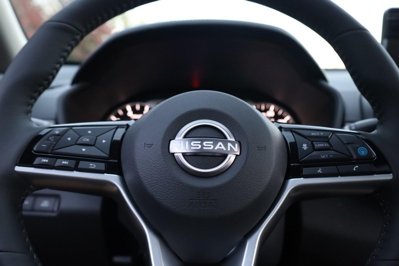 Nissan Altima Vehicle Full-screen Gallery Image 10