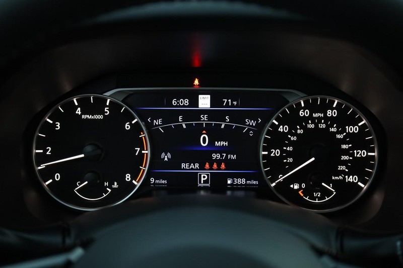 Nissan Altima Vehicle Full-screen Gallery Image 11