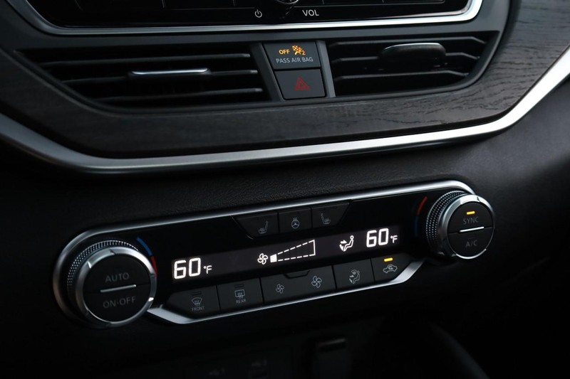 Nissan Altima Vehicle Full-screen Gallery Image 15