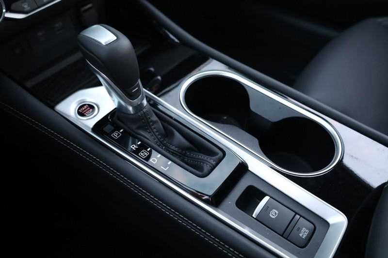 Nissan Altima Vehicle Full-screen Gallery Image 17