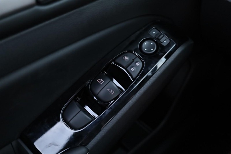 Nissan Altima Vehicle Full-screen Gallery Image 18