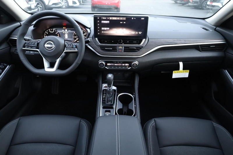 Nissan Altima Vehicle Full-screen Gallery Image 22