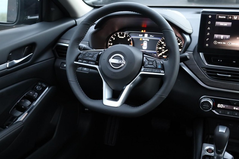 Nissan Altima Vehicle Full-screen Gallery Image 23