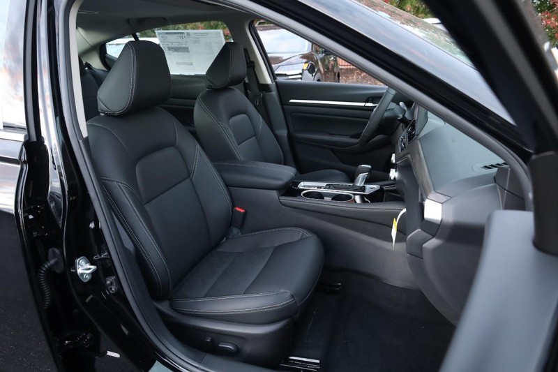 Nissan Altima Vehicle Full-screen Gallery Image 24