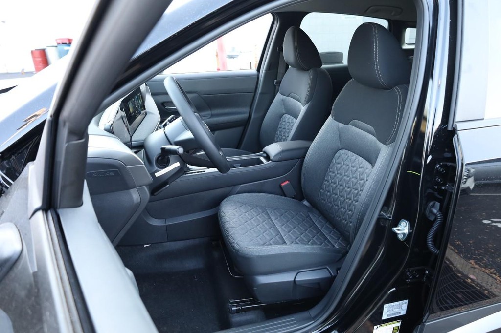 Nissan Kicks Vehicle Full-screen Gallery Image 8