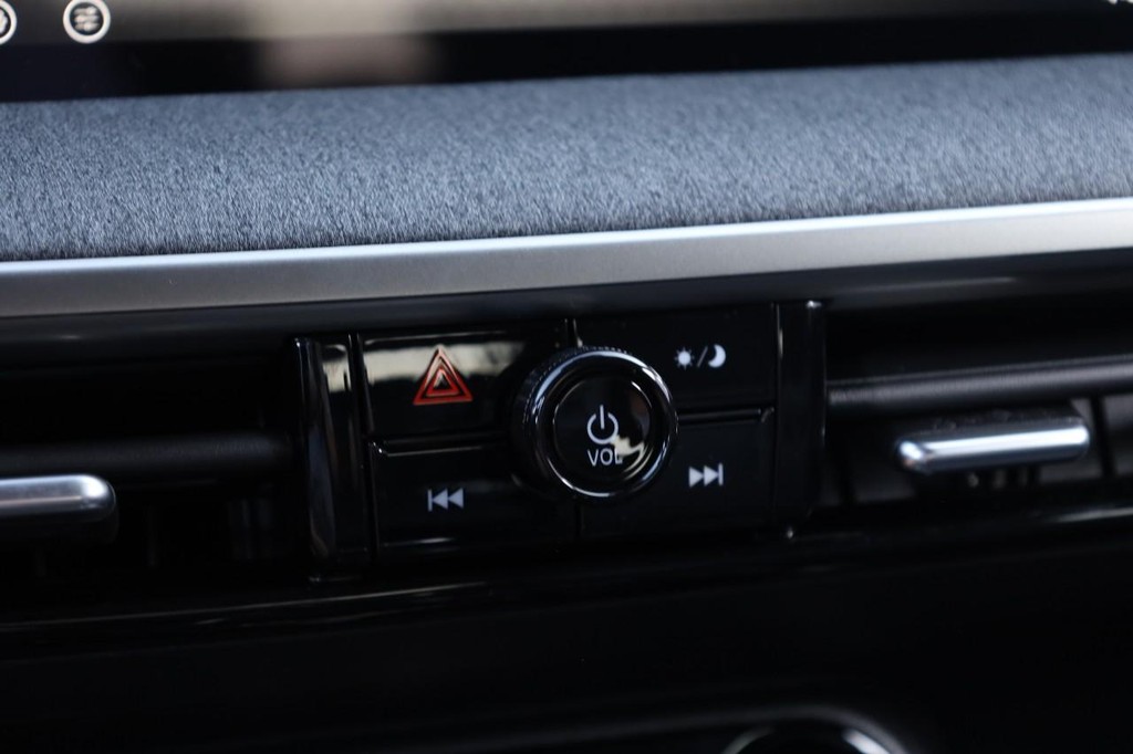 Nissan Kicks Vehicle Full-screen Gallery Image 13