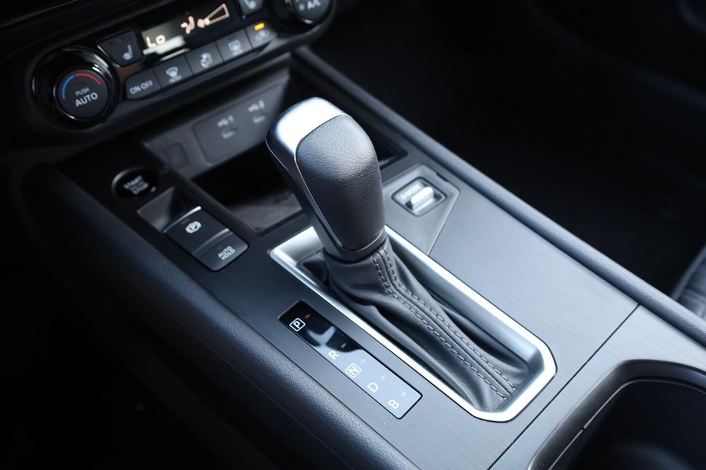 Nissan Kicks Vehicle Full-screen Gallery Image 16