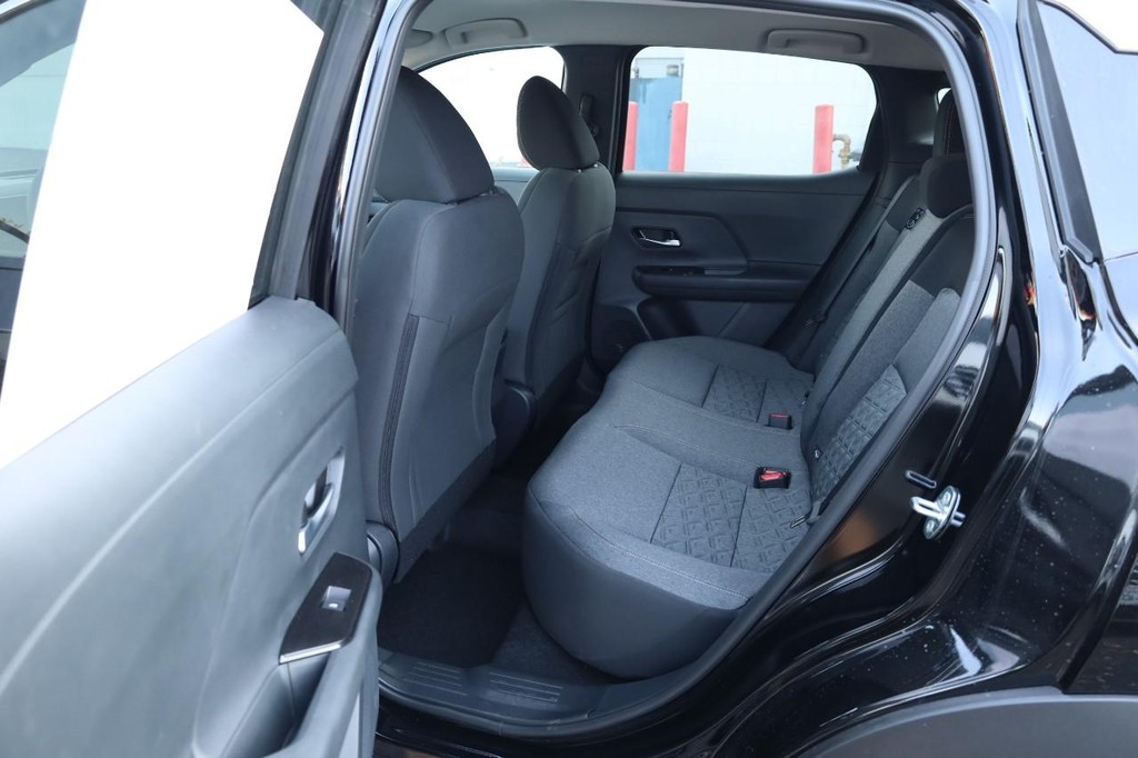 Nissan Kicks Vehicle Full-screen Gallery Image 20