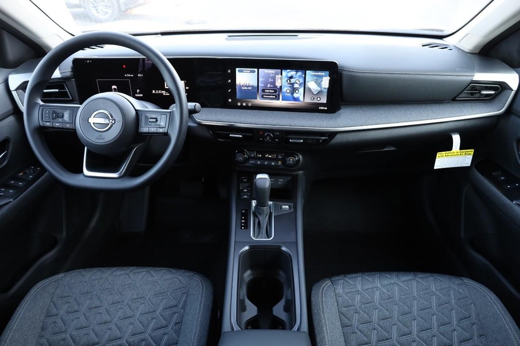 Nissan Kicks Vehicle Full-screen Gallery Image 21