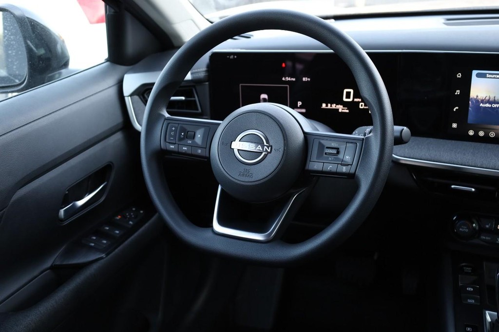 Nissan Kicks Vehicle Full-screen Gallery Image 22