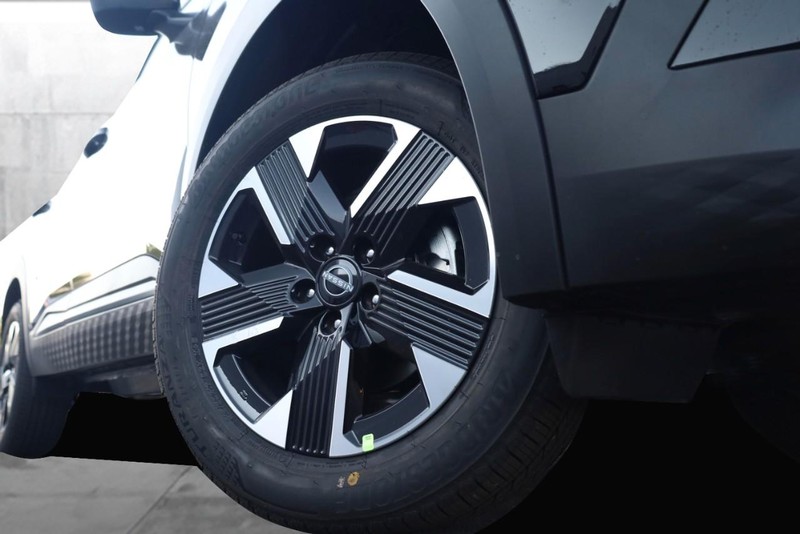 Nissan Kicks Vehicle Image 03