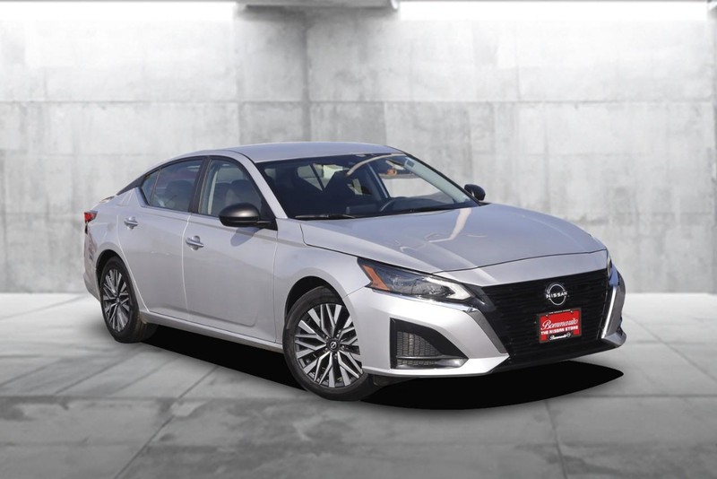 Nissan Altima Vehicle Full-screen Gallery Image 02