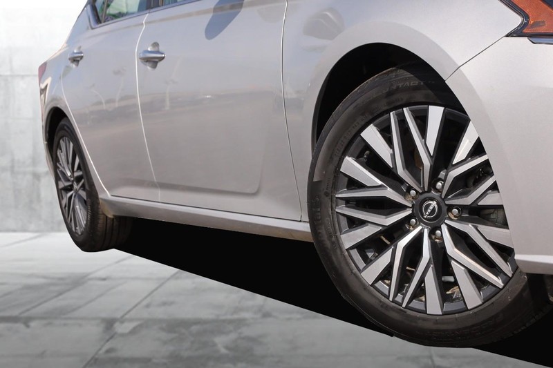 Nissan Altima Vehicle Full-screen Gallery Image 03