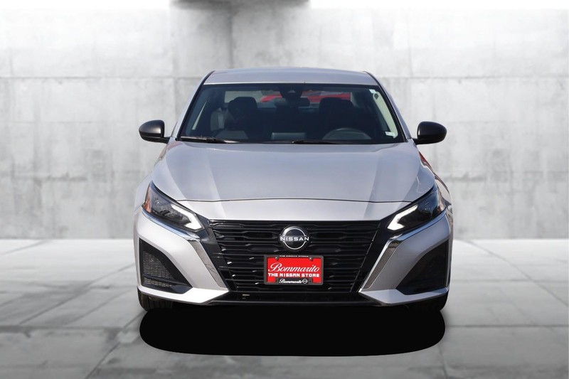 Nissan Altima Vehicle Full-screen Gallery Image 04