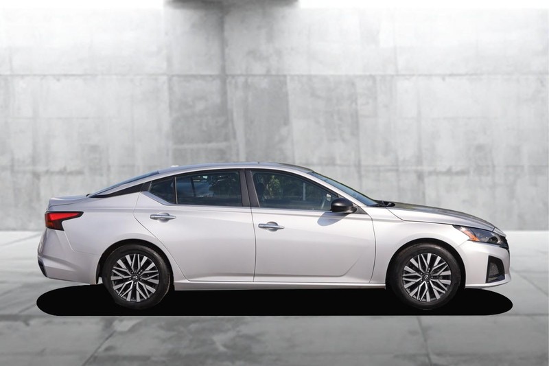 Nissan Altima Vehicle Full-screen Gallery Image 05