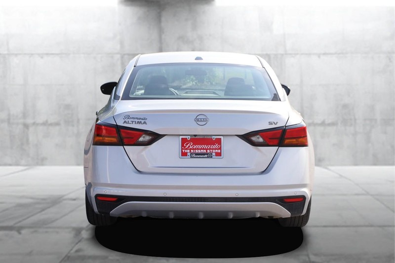 Nissan Altima Vehicle Full-screen Gallery Image 06