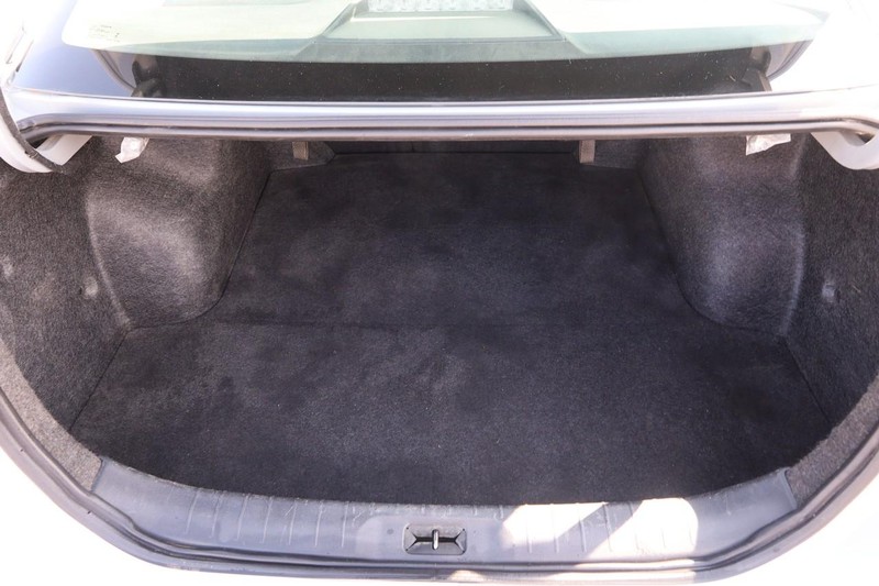 Nissan Altima Vehicle Full-screen Gallery Image 07